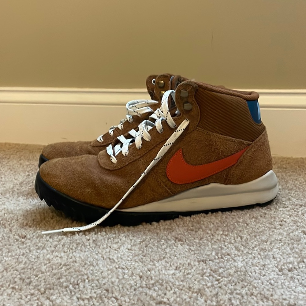 NIKE Hoodland Boots